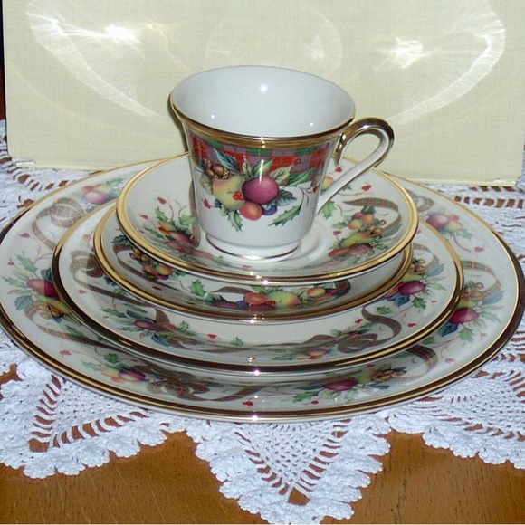 4 Place Settings Lenox Holiday Tartan 5 Piece Set - Picture 2 of 4
